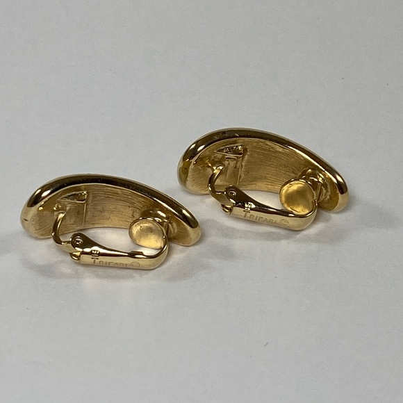 Trifari Signed Golden Enamel Clip-On Earrings 1" - Picture 6 of 6
